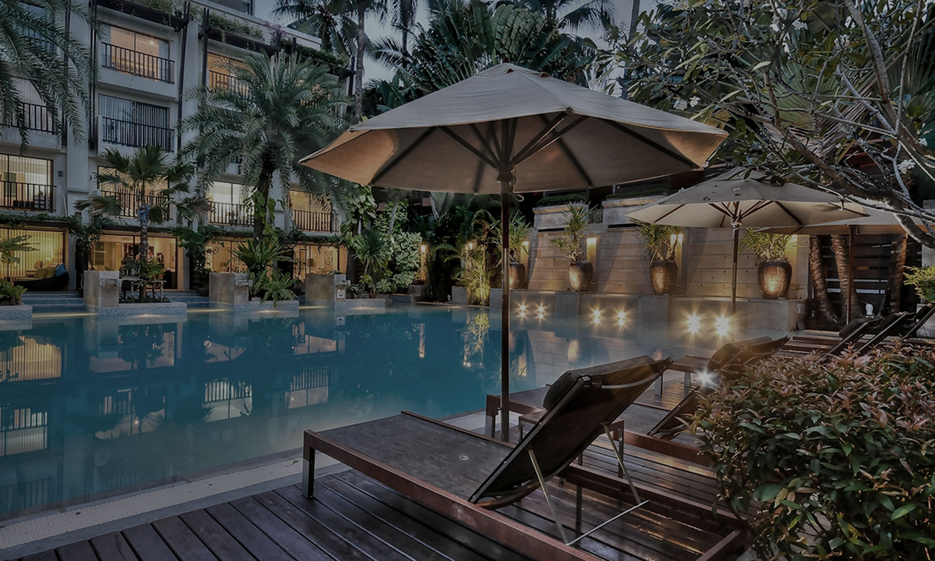 הבריכה והגנים במלון Burasari Phuket