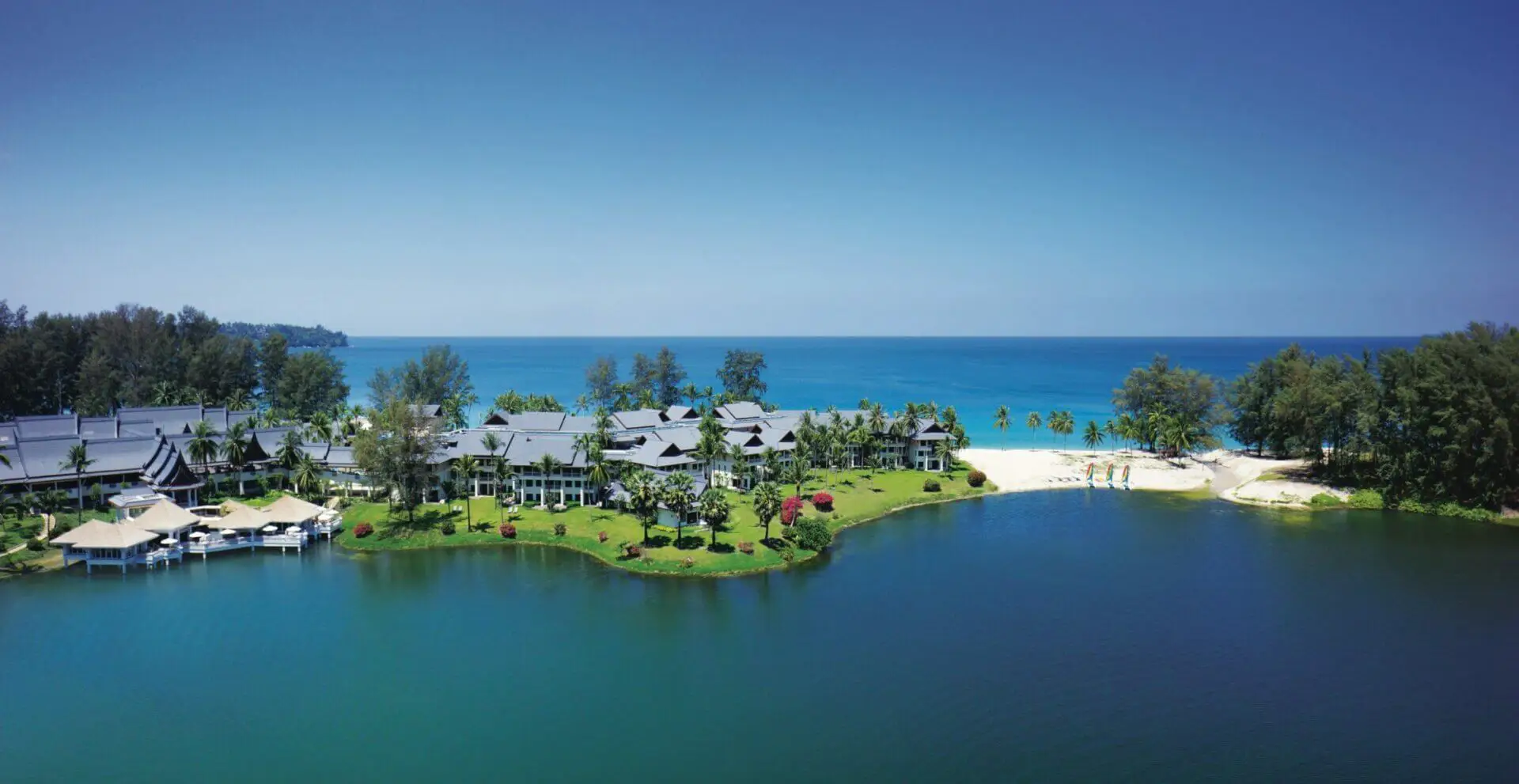 מבט אווירי על SAii Laguna Phuket בין החוף ללגונה מתוך האתר הרשמי